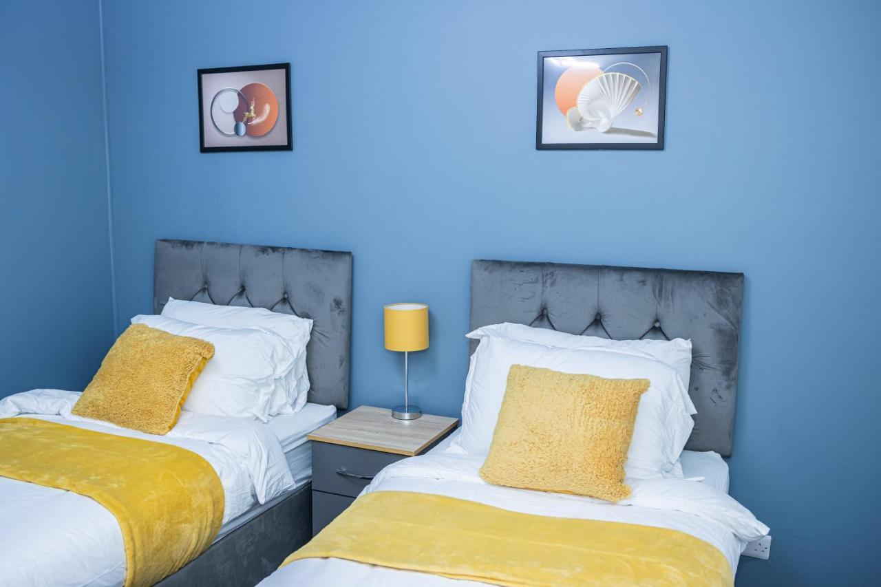 Lush -home Away In Telford, For Contractors, Families, Group Of Friends, Long Term Ferienhaus *